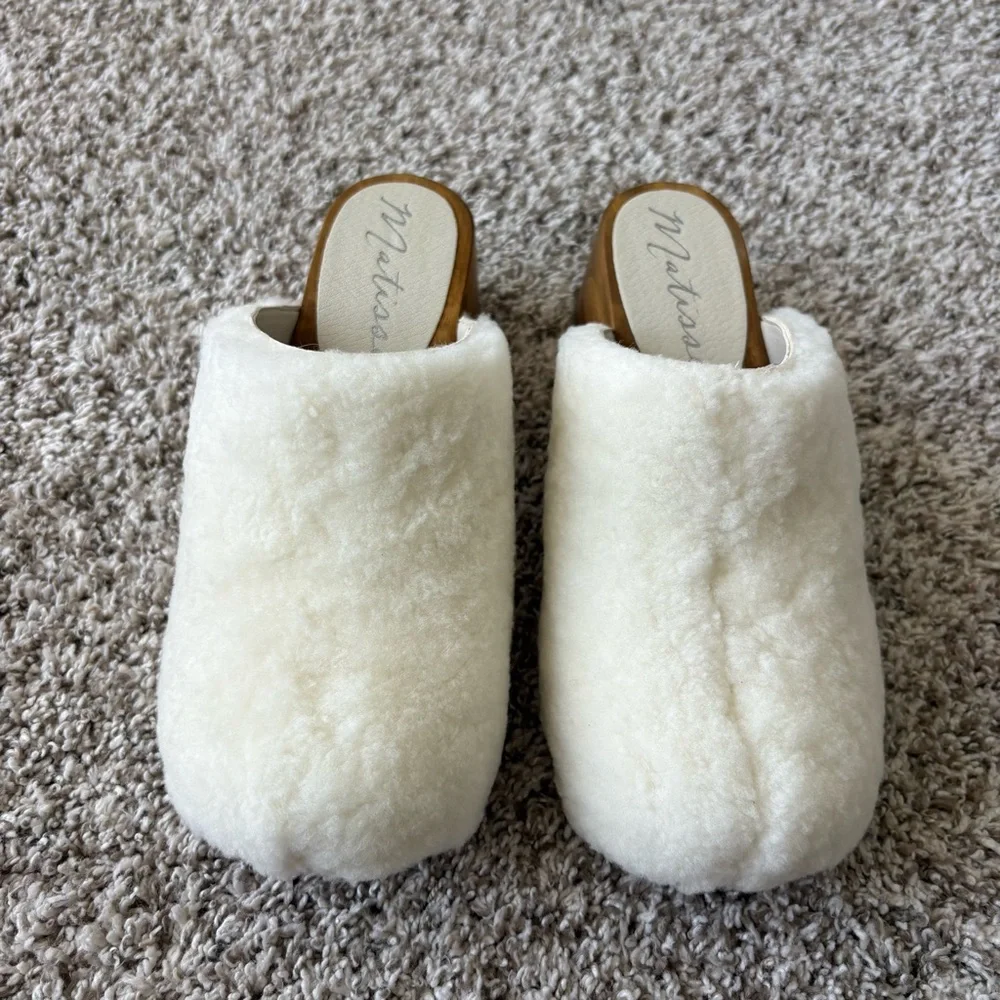 NIB Matisse Women's Stockholm Shearling And Wooden Heeled Clogs In Ivory
